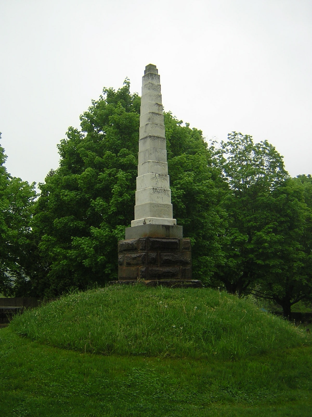 An obelisk near the grave with one Confederate State listed on each